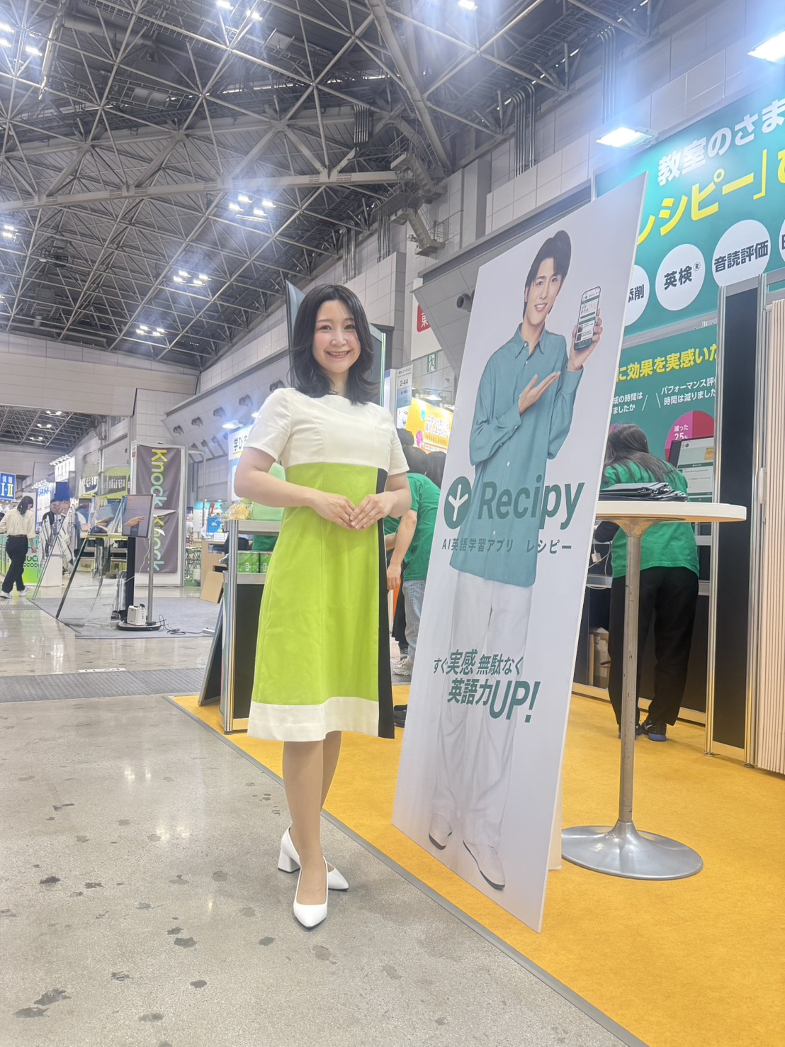ワンピースコスチュームを着用したイベントコンパニオン