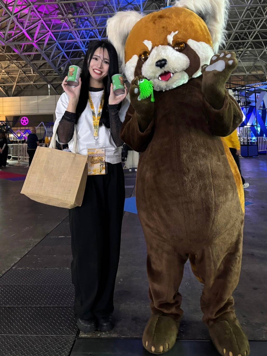 着ぐるみキャラクターと一緒に接客するイベントコンパニオン