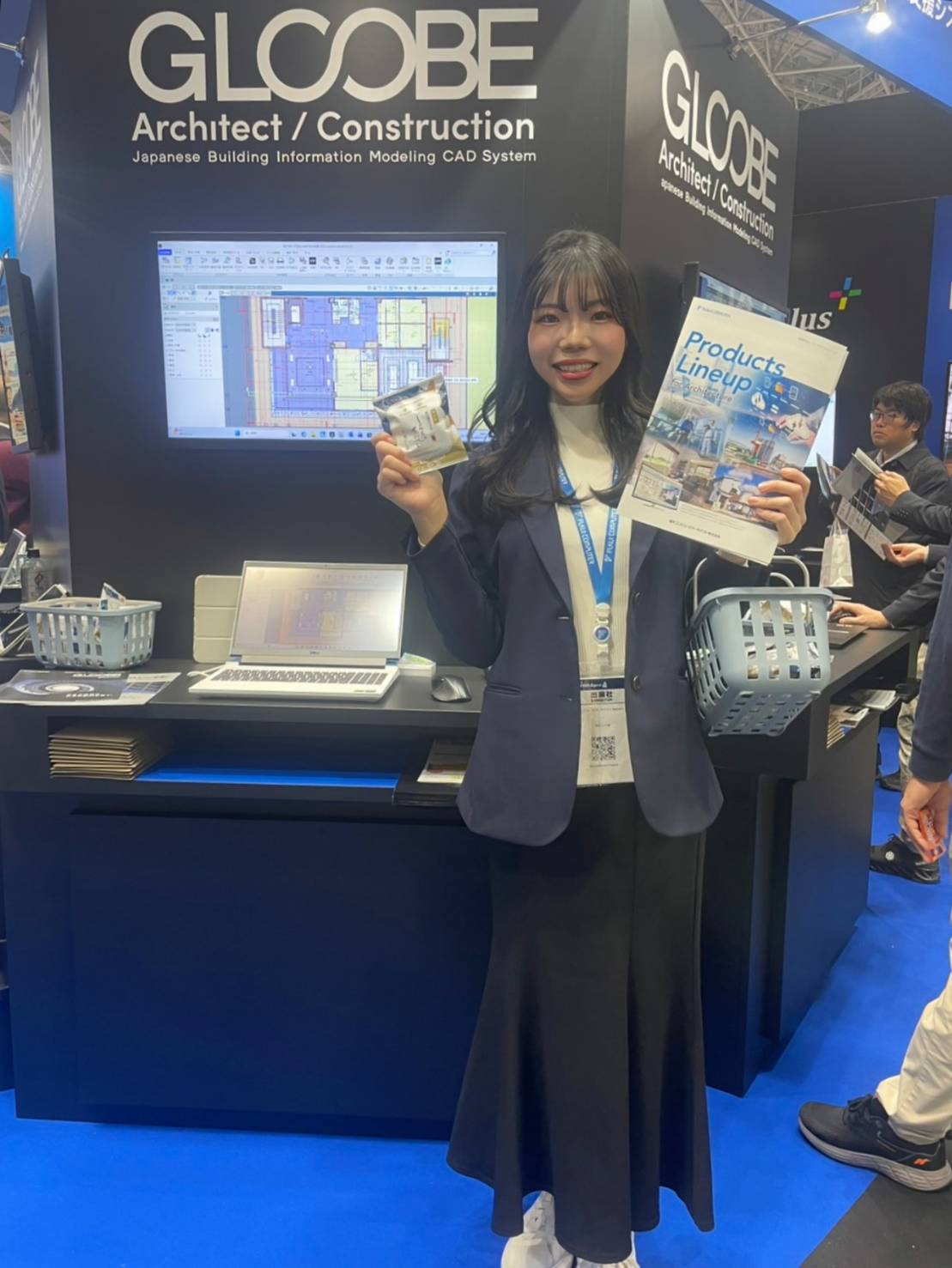 オフィスカジュアルな服装で接客するイベントコンパニオン